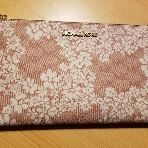 New Michael Kors Ballet Multi LG Clutch Wristlett - Picture 1 of 2